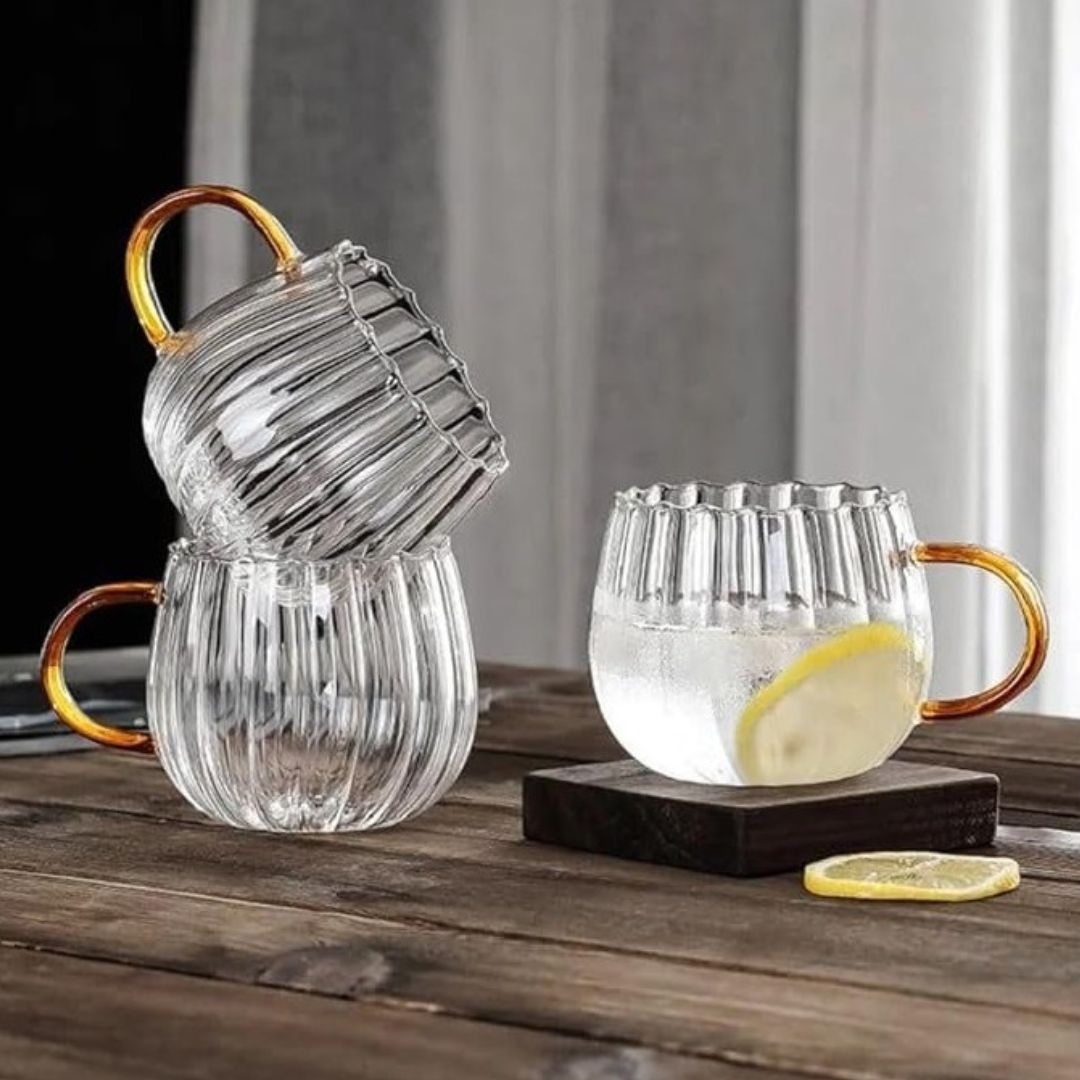 Cana din sticla, cu pereti ondulati si maner auriu, 350 ml